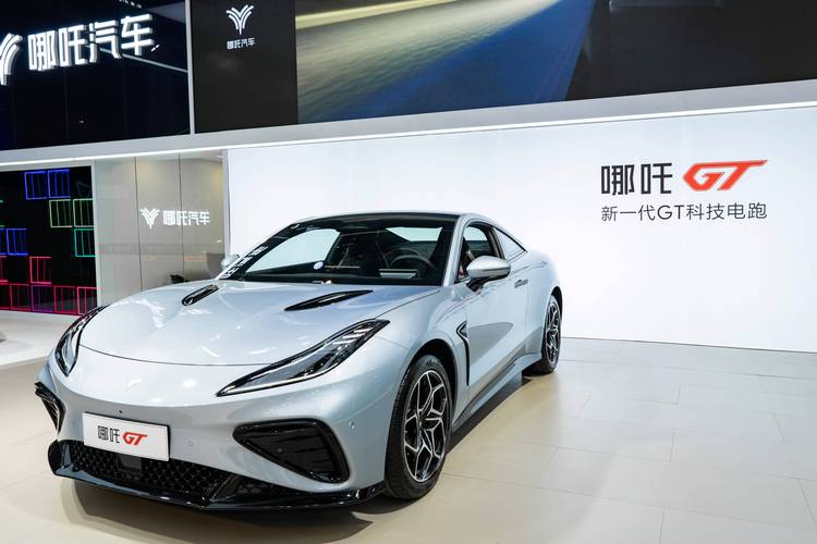 佛山310哪吒汽车在智能汽车领域的表现，领途汽车在新能源汽车市场中的影响力